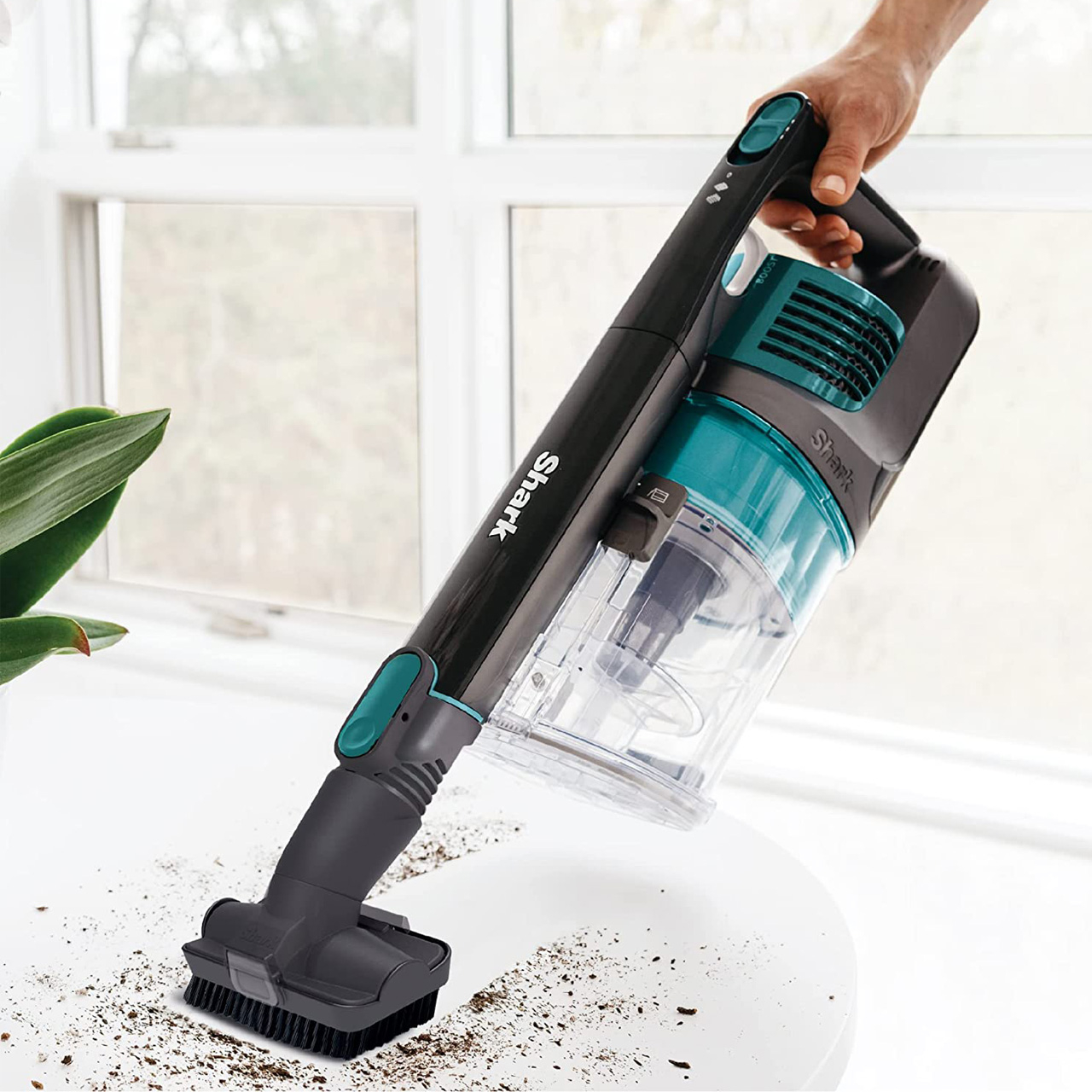 جارو شارژی عصایی شارک مدل IZ102 با ظرفیت مخزن 700 میلیلیتر، مکش قوی با فناوری Dirt Engage، برس خودتمیزشونده، فیلتر هپا ضد حساسیت و زمان کارکرد تا 40 دقیقه